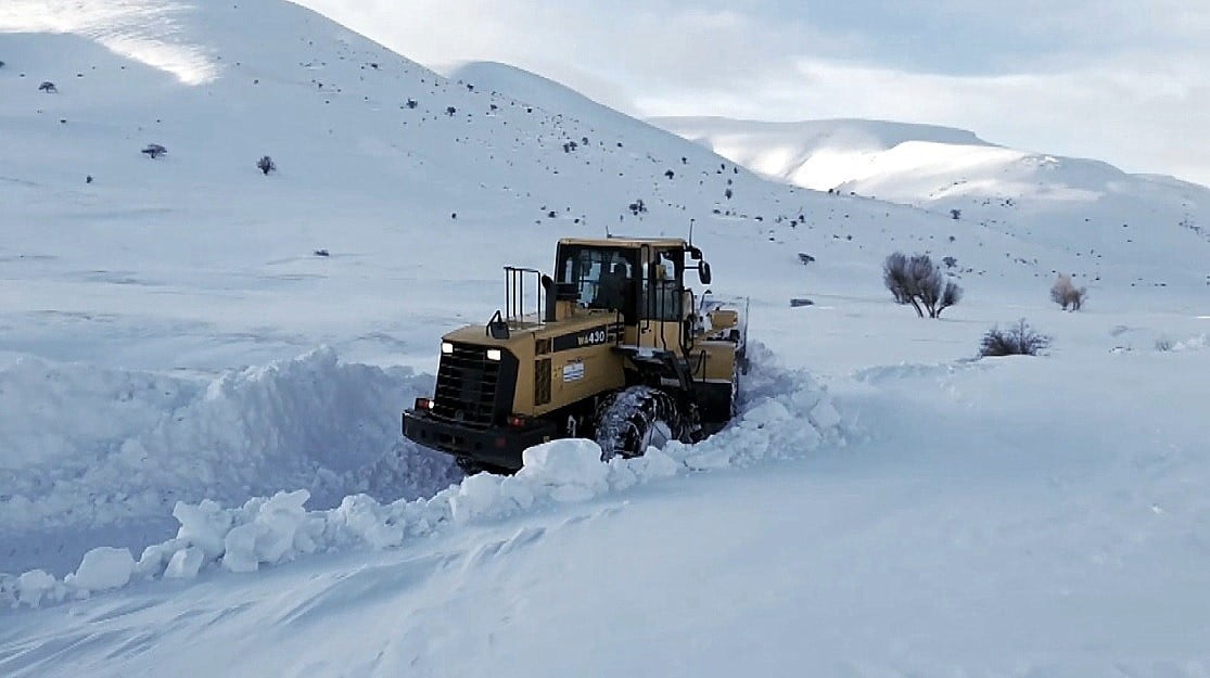 BAYBURT’TA KAR VE TİPİDEN KAPANAN 44 KÖY YOLU ULAŞIMA AÇILDI