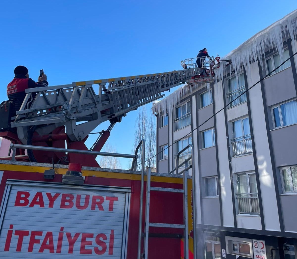 BAYBURT’TA TEHLİKE OLUŞTURAN BUZ SARKITLARI TEMİZLENİYOR