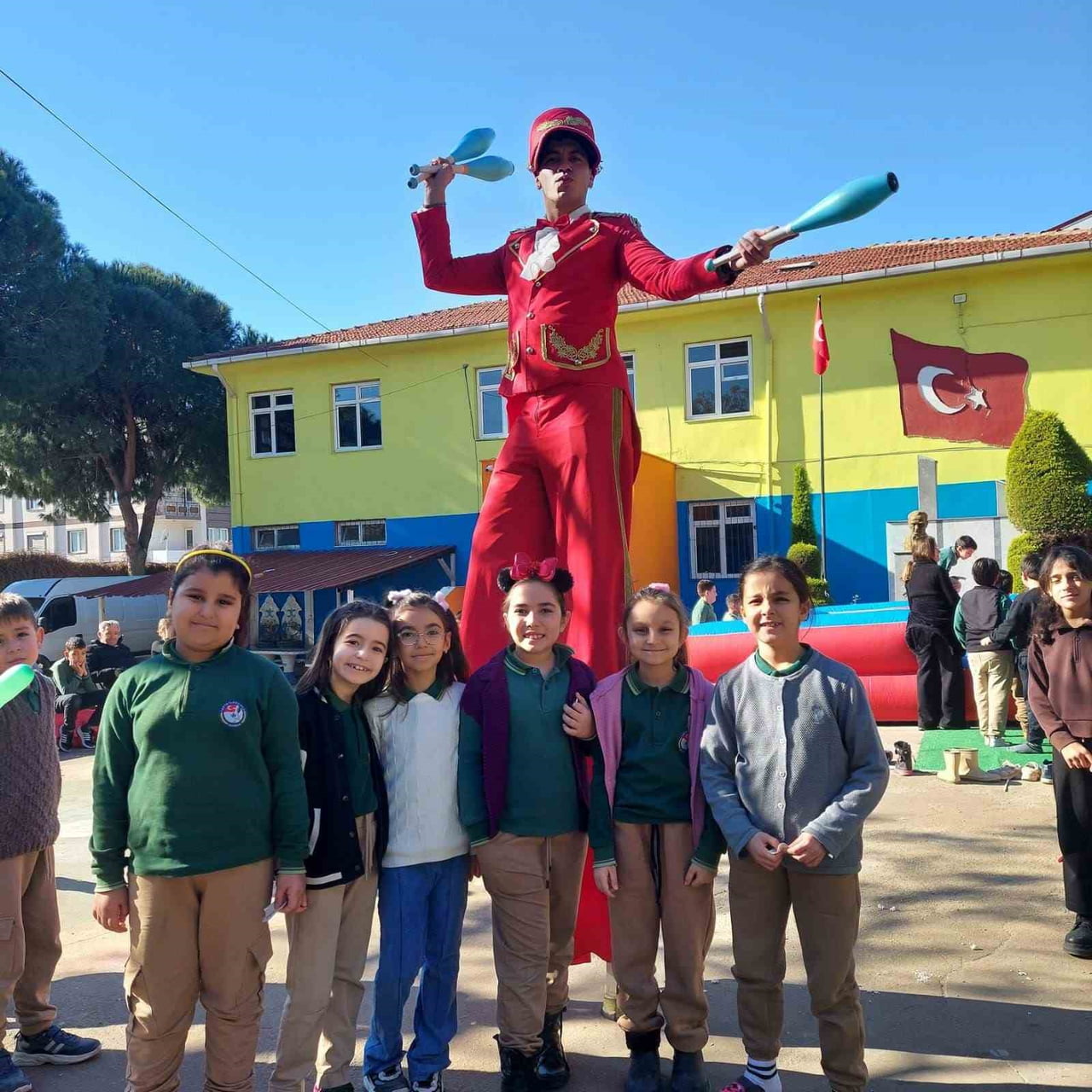 BAYINDIR’DA KARNE ŞENLİĞİ: OKUL BAHÇESİ MASAL DİYARINA DÖNDÜ