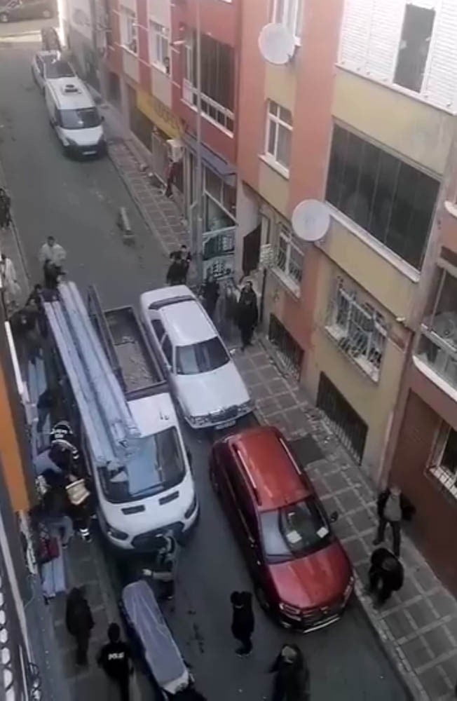 BAYRAMPAŞA’DA İŞ YERİNİN ÖNÜNDE KAMYONETTEKİ MALZEMELERİN İNDİRİLDİĞİ ESNADA ÜZERİNE DÜŞMESİ...