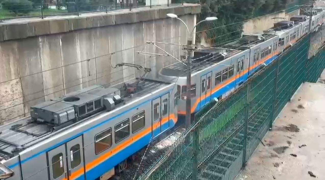 BAYRAMPAŞA SAĞMALCILAR İSTASYONUNUN YAKINDA DURAN, YENİKAPI'DAN ATATÜRK HAVALİMANINA YÖNÜNE GİDEN...