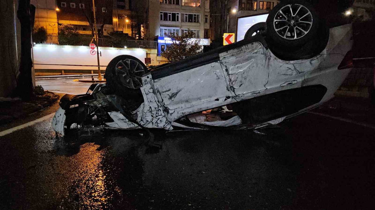 BEŞİKTAŞ'TA ALKOLLÜ SÜRÜCÜ ORTALIĞI BİRBİRİNE KATTI: 2 YARALI