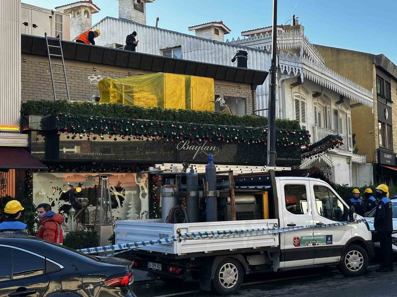 BEŞİKTAŞ BEBEK SAHİLİNDE BULUNAN BAYLAN PASTANESİ'NİN TERAS KISMINDAKİ KAÇAK EKLENTİ EKİPLERCE...