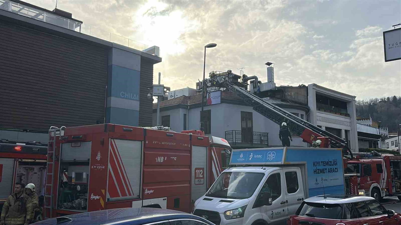 BEŞİKTAŞ BEBEK SAHİLİNDEKİ 3 KATLI İŞ YERİNDE ÇIKAN YANGIN PANİĞE NEDEN OLDU. BÜYÜMEDEN SÖNDÜRÜLEN...