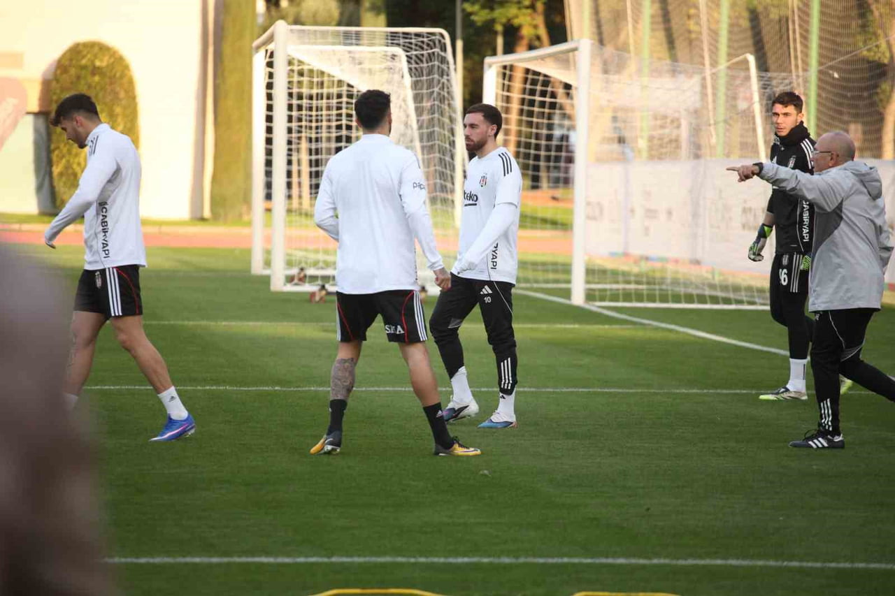 BEŞİKTAŞ, DEVRE ARASI ÇALIŞMALARINA, ANTALYA'DA SAHADA GERÇEKLEŞTİRDİĞİ ANTRENMAN İLE DEVAM...