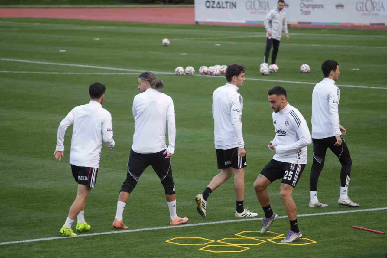 BEŞİKTAŞ, DEVRE ARASI HAZIRLIKLARINI ANTALYA’DA SAHADA YAPTIĞI ANTRENMANLA SÜRDÜRÜRKEN, TEKNİK...