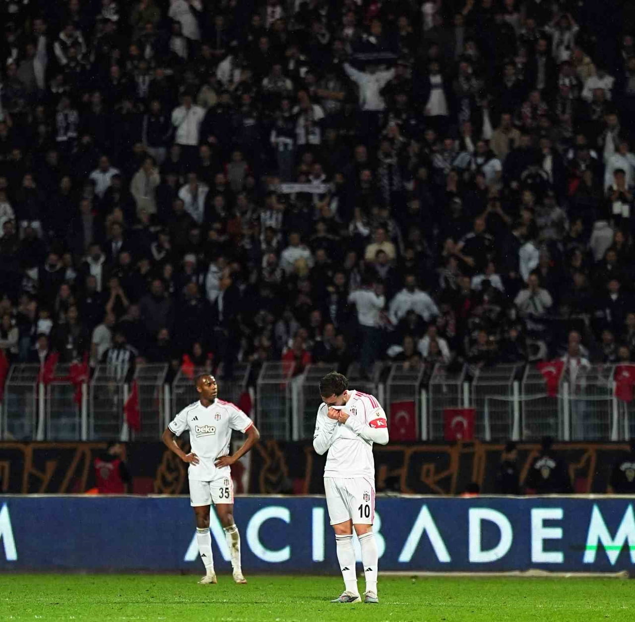 BEŞİKTAŞ’IN DEPLASMANDA EYÜPSPOR İLE 2-2-BERABERE KALDIĞI MAÇTA SİYAH-BEYAZLI TARAFTARLAR YÖNETİMİ...