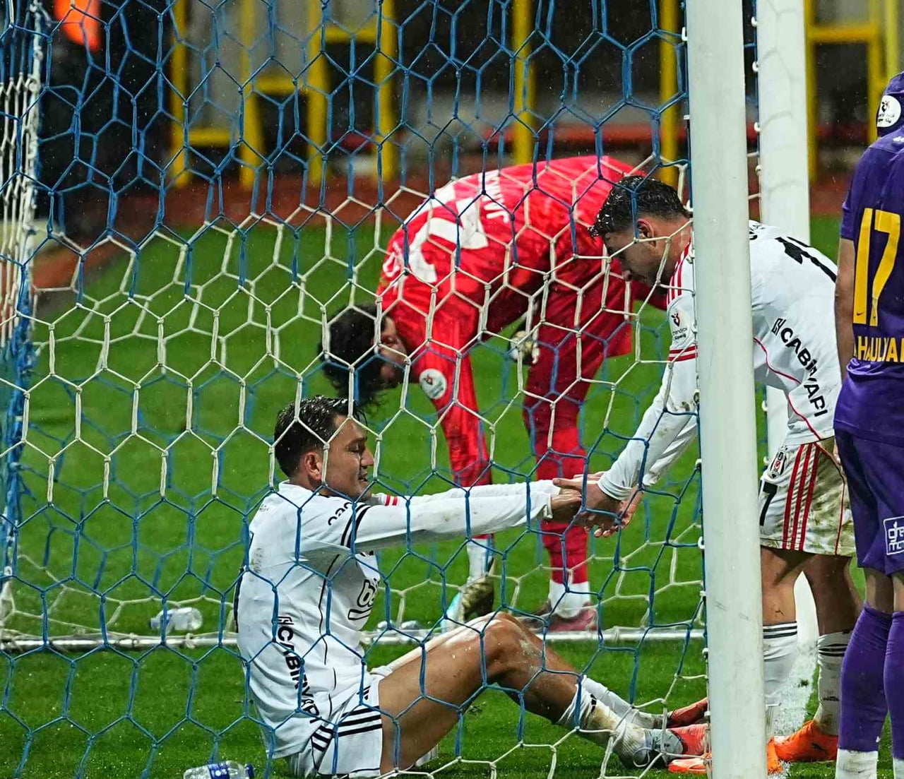 BEŞİKTAŞLI FUTBOLCU CENGİZ ÜNDER, EYÜPSPOR AĞLARINA ATTIĞI GOLLE SİYAH-BEYAZLI FORMAYLA 5. KEZ GOL...