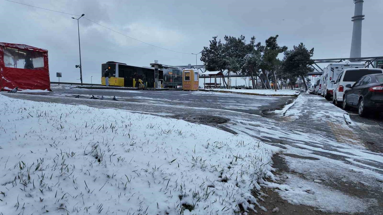 BEYLİKDÜZÜ'NDE KAR YAĞIŞI HAVADAN GÖRÜNTÜLENDİ