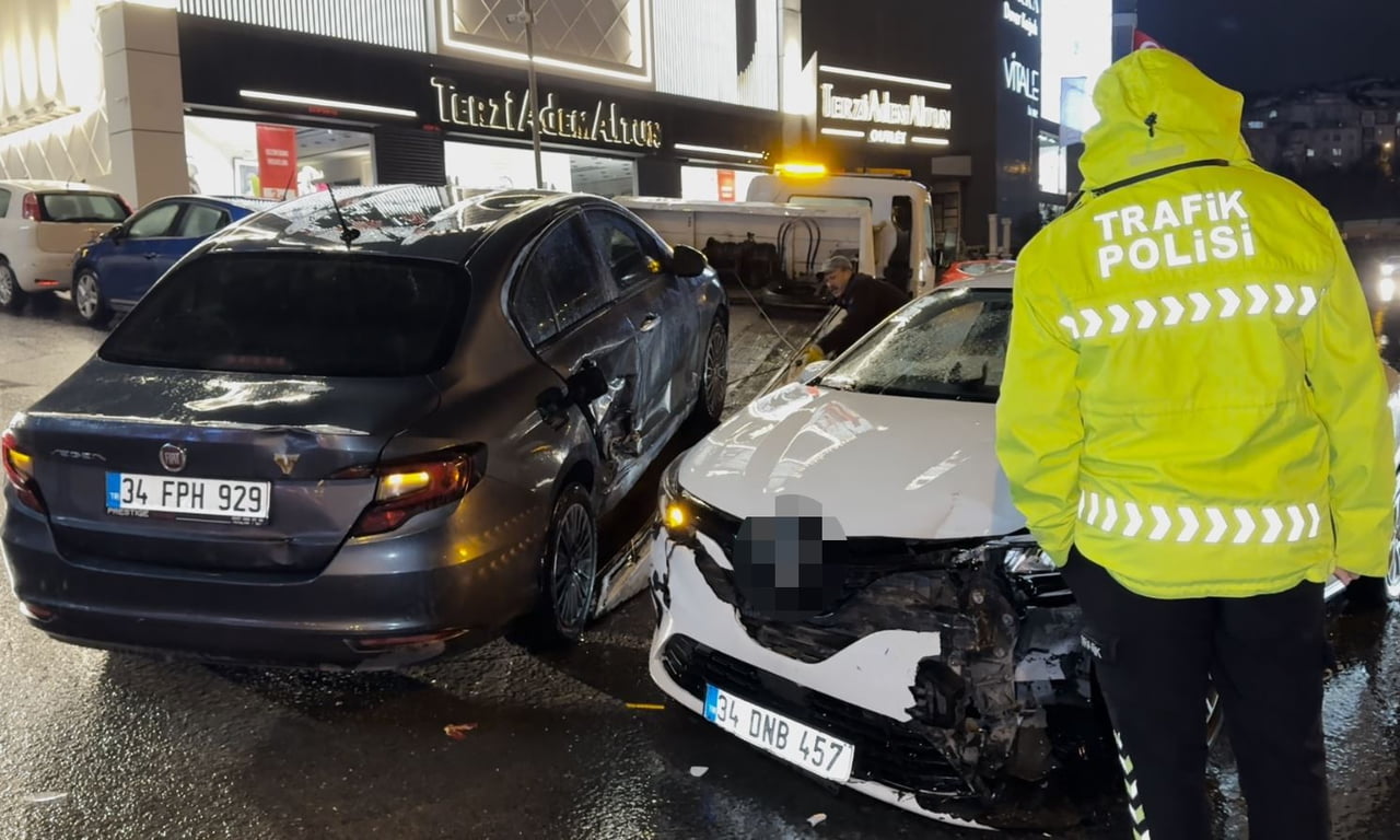 BEYLİKDÜZÜ E-5 YAN YOLDA YAĞMUR NEDENİYLE KAYGANLAŞAN YOLDA SÜRÜCÜSÜNÜN DİREKSİYON HAKİMİYETİNİ...