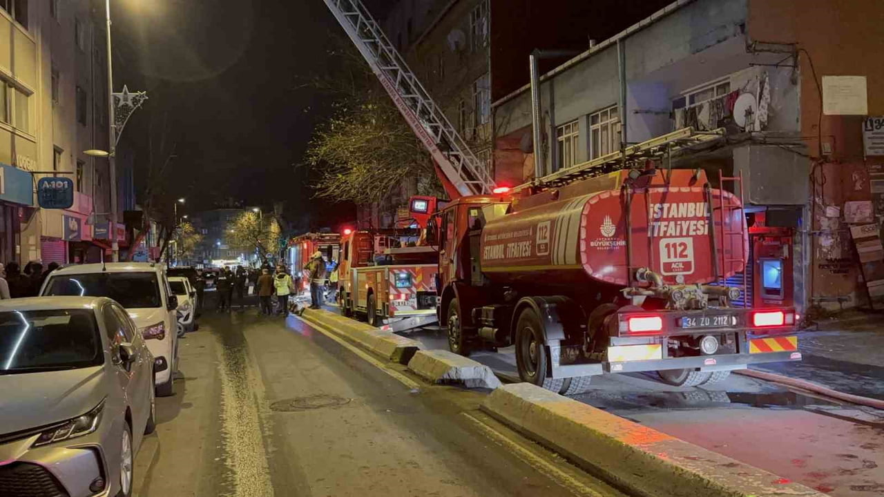 BEYOĞLU’NDA 4 KATLI İŞ YERİNDE YANGIN