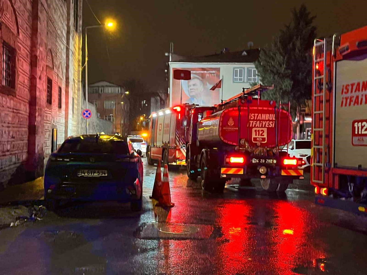 BEYOĞLU’NDA TARİHİ METRUK BİNANIN DUVARI BÖYLE YIKILDI