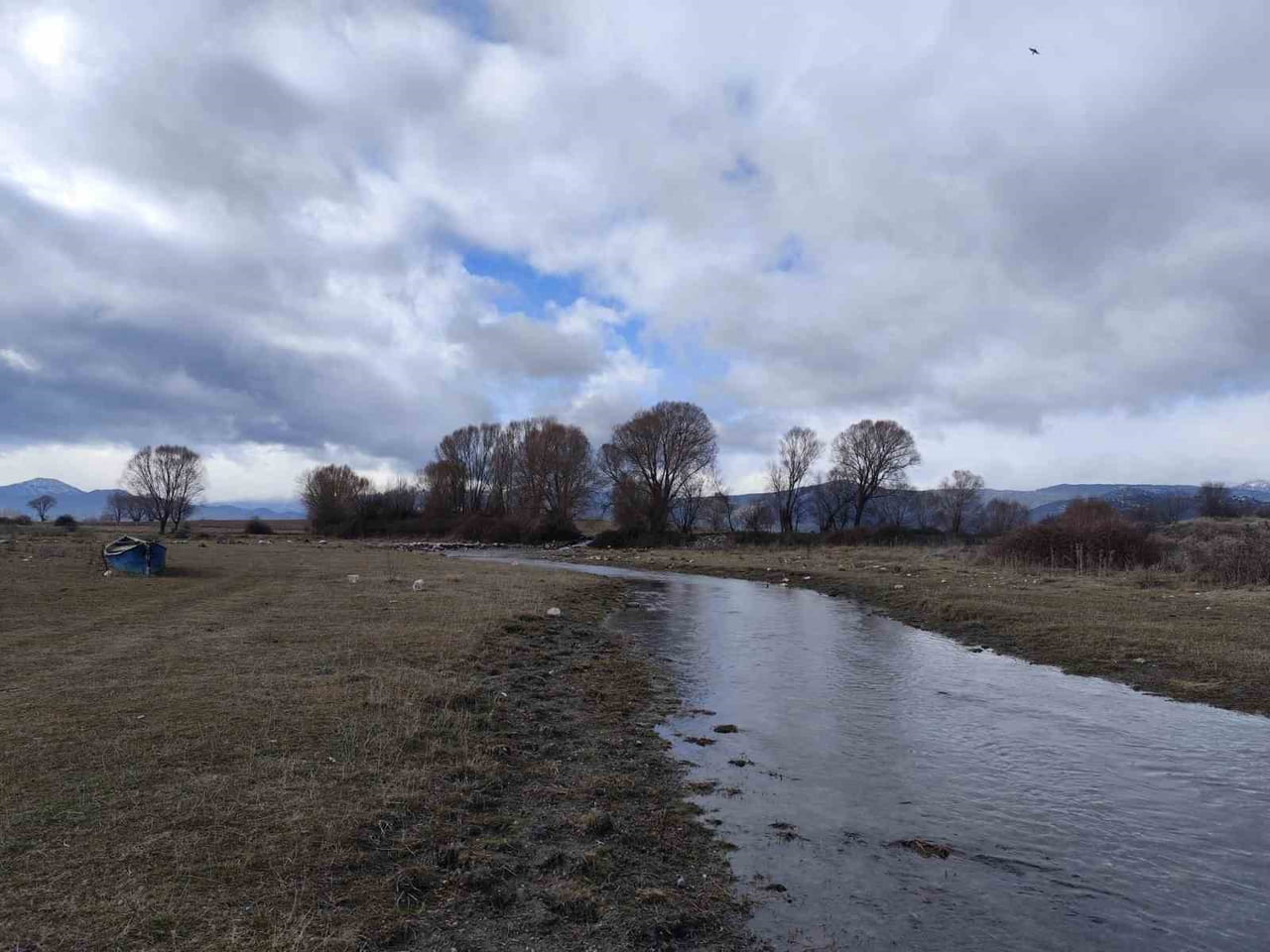 BEYŞEHİR GÖLÜ’NÜN EN ÖNEMLİ HAYAT DAMARLARINDAN BİRİ OLARAK BİLİNEN VE KURUMA TEHLİKESİYLE GÜNDEME...