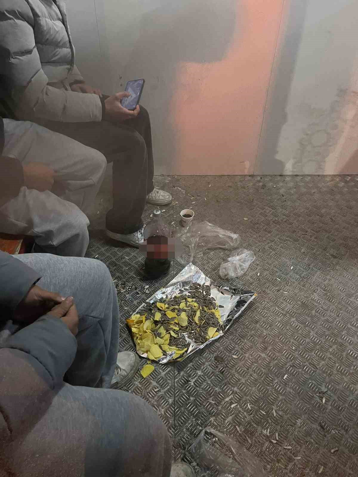 BİLECİK'TE BİR MİNİBÜS DURAĞI VE SPOR TESİSİNDE ÇEKİRDEK YİYEREK KABUKLARINI YERLERE ATAN GENÇLER...