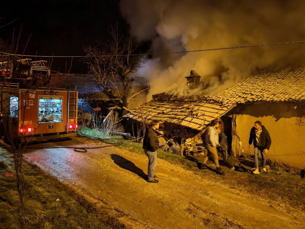 BİLECİK'TE ÇIKAN BACA YANGINI İTFAİYE EKİPLERİNCE SÖNDÜRÜLÜRKEN, OLAY MADDİ HASARLI...