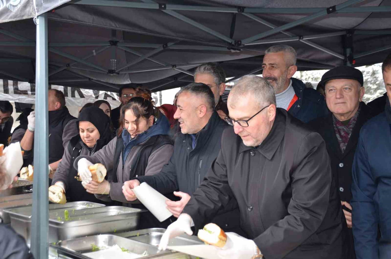 BİLECİK'TE DÜZENLENEN GÖLPARK KIŞ FESTİVALİ’NE BİNLERCE KİŞİ SOĞUK HAVAYA RAĞMEN AKIN EDERKEN, 2...