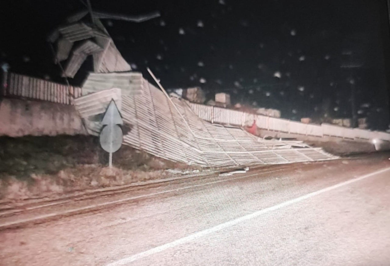 BİLECİK'TE FIRTINA NEDENİYLE BİR FABRİKANIN ÇATISI UÇTU.