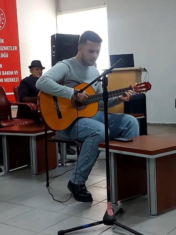 BİLECİK'TE GENÇLER HUZUREVİ SAKİNLERİYLE BULUŞTU