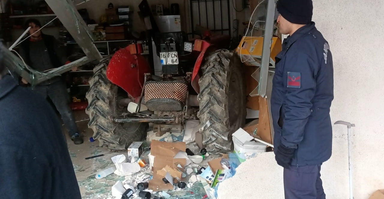 BİLECİK'TE KONTROLDEN ÇIKAN TRAKTÖR TEMİZLİK MALZEMELERİ SATAN BİR İŞ YERİNE DALDI. KAZADA ŞANS...