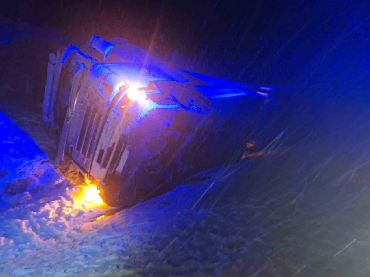 BİLECİK'TE SEYİR HALİNDE KAR YAĞIŞTA KAYAN TIR DEVRİLDİ, SÜRÜCÜ YARALANDI.