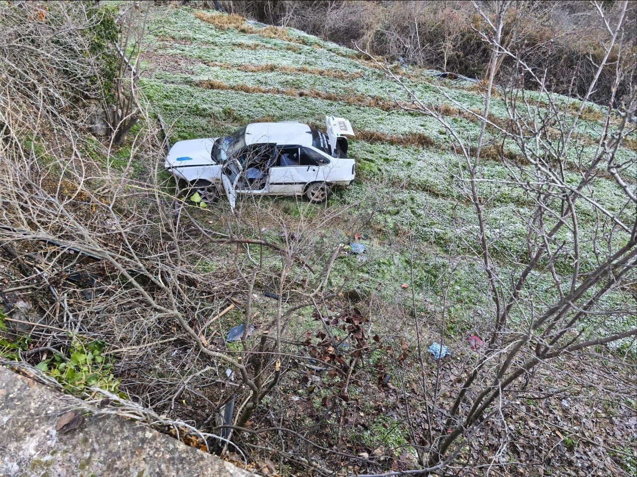 BİLECİK'TE SEYİR HALİNDE  KONTROLDEN ÇIKAN OTOMOBİL ŞARAMPOLE UÇARKEN, 3 KİŞİ YARALANDI.