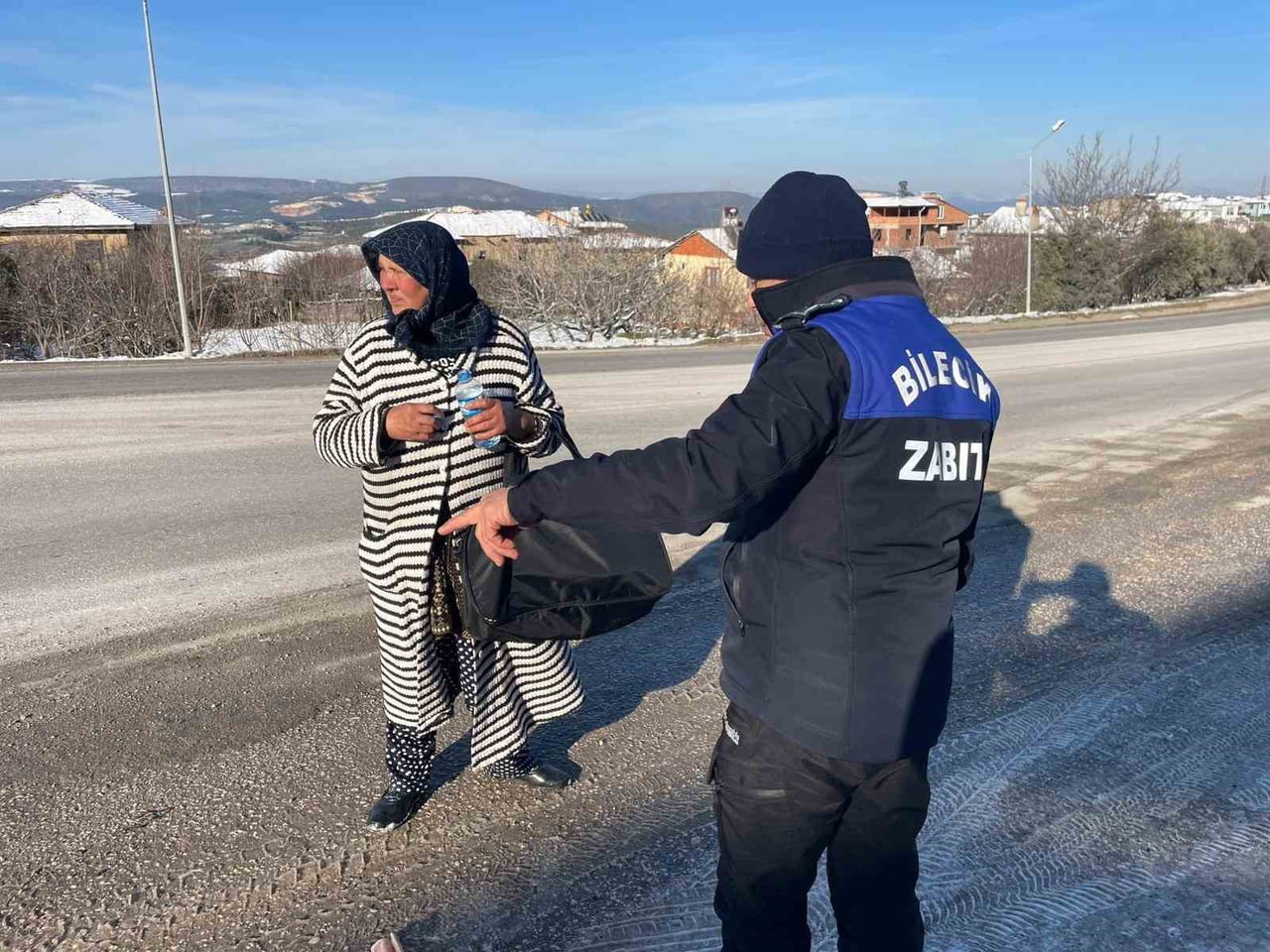 BİLECİK'TE ZABITA TARAFINDAN TAKİP EDİLDİĞİNİ ANLAYINCA ERKEKLER TUVALETİNE GİREN KADIN DİLENCİYE...