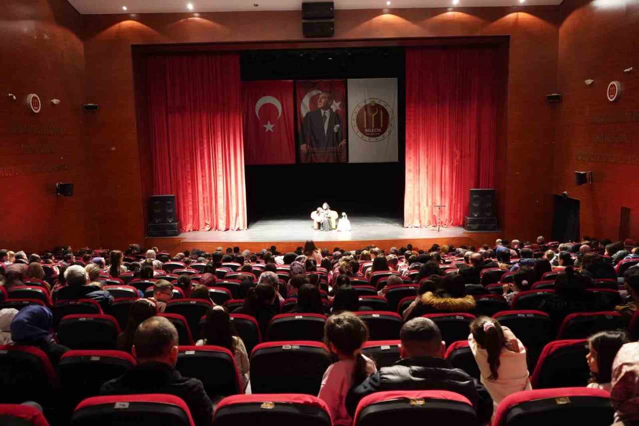 BİLECİK’TE ÇOCUKLAR KUKLA GÖSTERİSİ VE TİYATROYLA EĞLENDİ