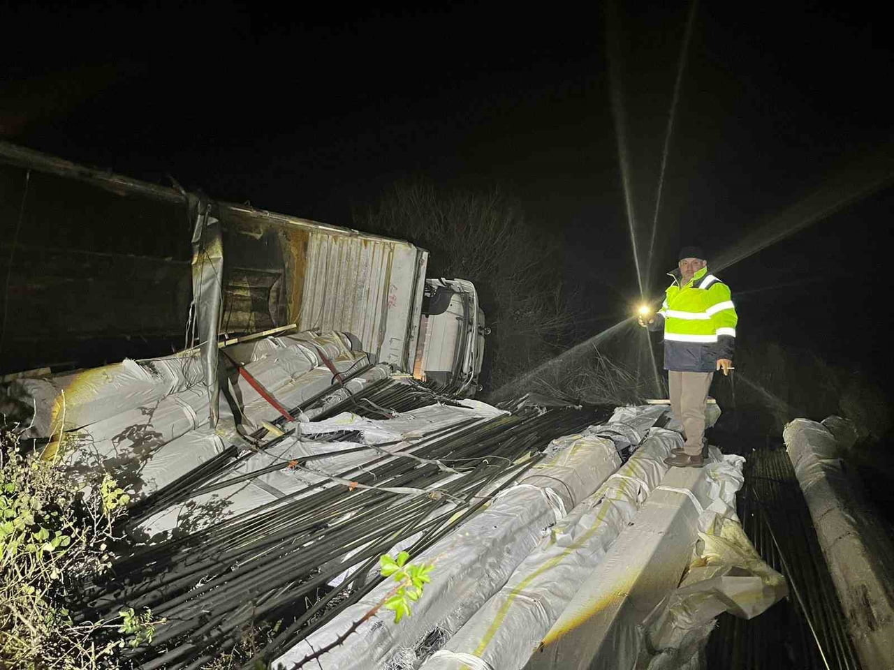 BİLECİK’TE DİREKSİYON HAKİMİYETİNİ KAYBEDEN TIR SÜRÜCÜSÜ KAZA YAPTI