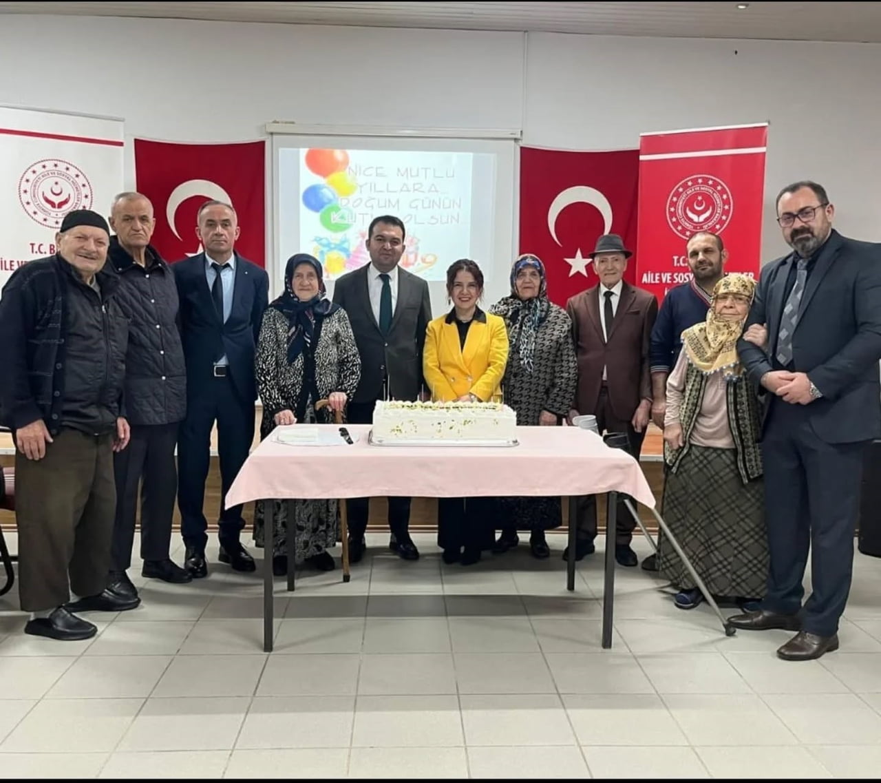 BİLECİK’TE HUZUREVİNDE DOĞUM GÜNÜ SEVİNCİ