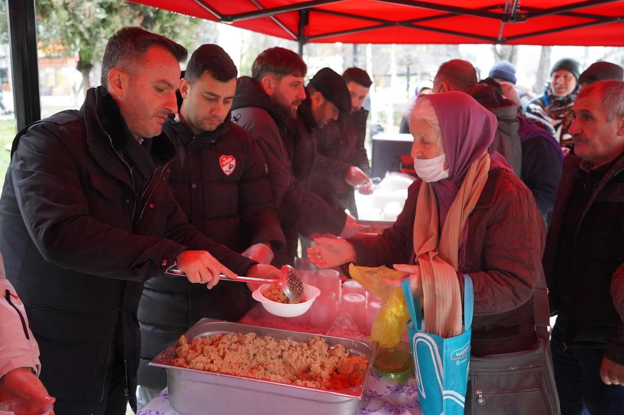 BİLECİK’TE MİRAÇ KANDİLİ DOLAYISIYLA VATANDAŞLARA HELVA İKRAMI