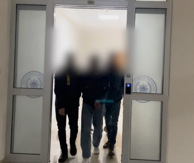 BİLİŞİM SUÇLARIYLA NİTELİKLİ DOLANDIRICILIK YAPAN 2 KİŞİ EŞ ZAMANLI OPERASYONLA...