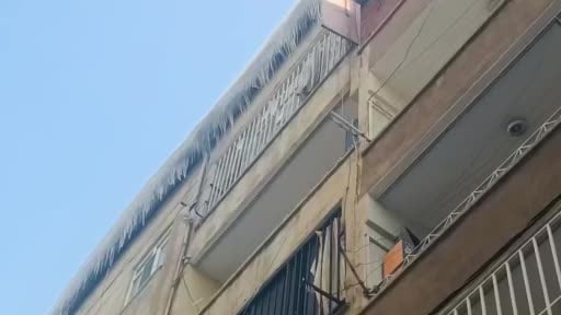 Binadan sarkan buzlar tehlike saçıyor