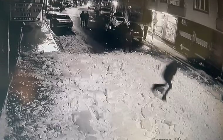 BİNGÖL'DE  2 KATLI BİNANIN ÇATISINDA ÇÖZÜLEN KAR KÜTLESİ AŞAĞI DÜŞTÜ. BİR ŞAHSIN  SANİYELERLE...