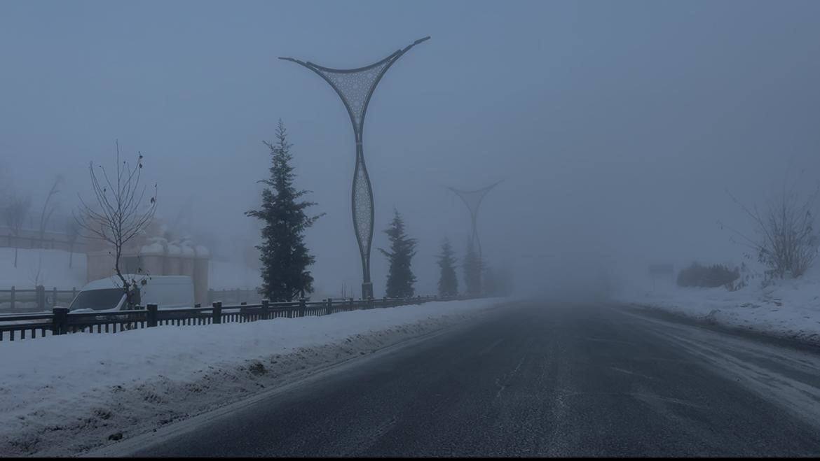 BİNGÖL'DE ANİDEN ETKİSİNİ ARTIRAN SİS, ŞEHİR MERKEZİNDE GÖRÜŞ MESAFESİNİN DÜŞÜRÜRKEN SÜRÜCÜLER ZOR...