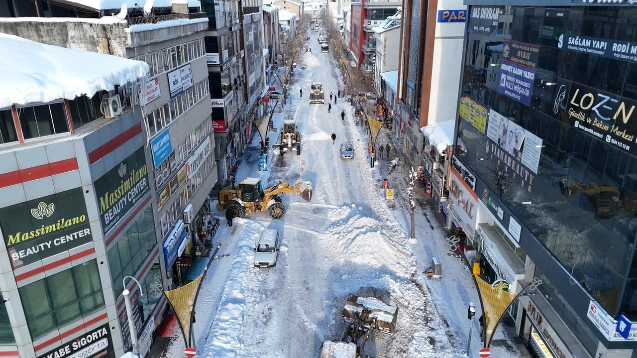 BİNGÖL'DE GÜNLERDİR ETKİLİ OLAN YOĞUN KAR YAĞIŞININ DURMASININ ARDINDAN KENT GENELİNDE EKİPLER...