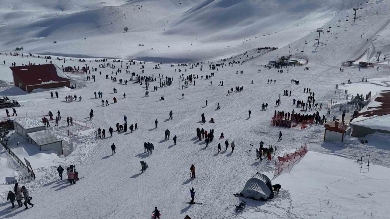 BİNGÖL'DE HESAREK KAYAK MERKEZİ, YARI YIL YOĞUNLUĞU VE RENKLİ GÖRÜNTÜLERLE KIŞ TURİZMİNİN GÖZDE...