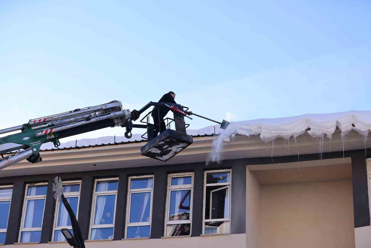 BİNGÖL'DE TEHLİKE OLUŞTURAN BUZ SARKITLARI, İTFAİYE EKİPLERİ TARAFINDAN TEMİZLENDİ