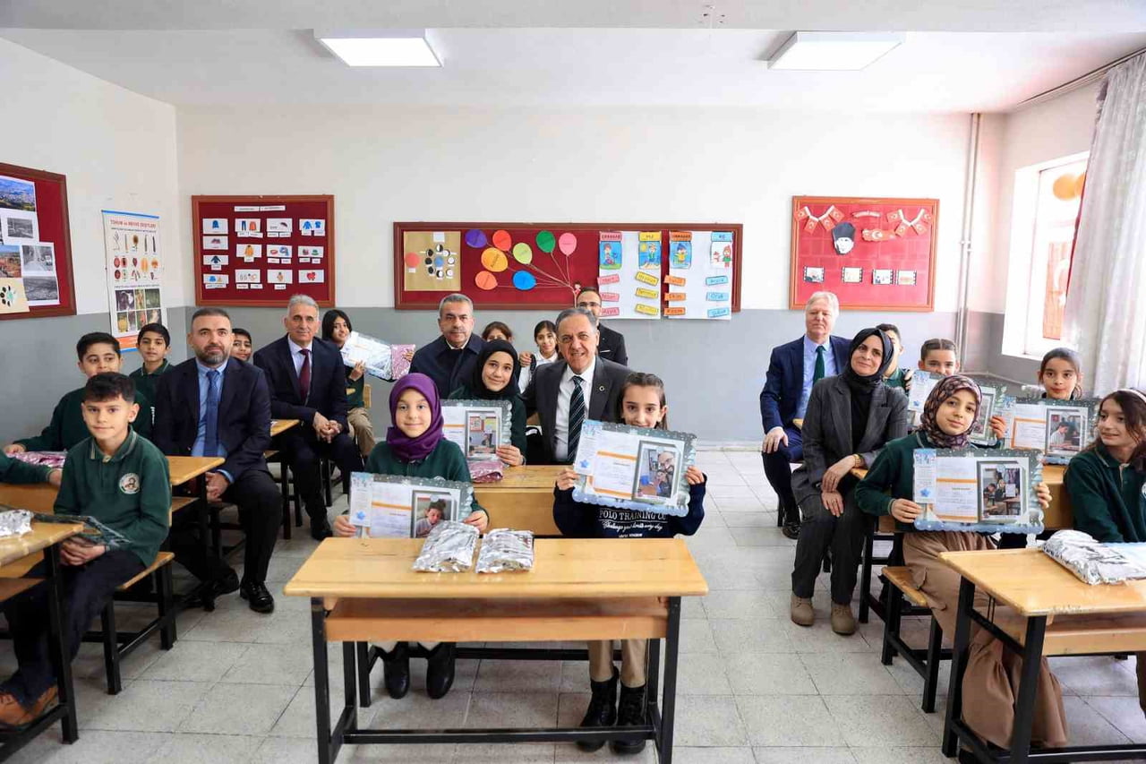 BİNGÖL'DE YARIYIL TATİLİYLE BİRLİKTE 58 BİN 201 ÖĞRENCİ KARNE SEVİNCİ YAŞADI.