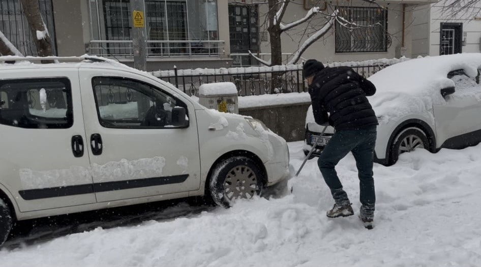 BİNGÖL'DE YOĞUN KAR YAĞIŞI ETKİSİ SÜRDÜRÜYOR. SÜRÜCÜLER YOLDA İLERLEMEKTE GÜÇLÜK ÇEKERKEN...