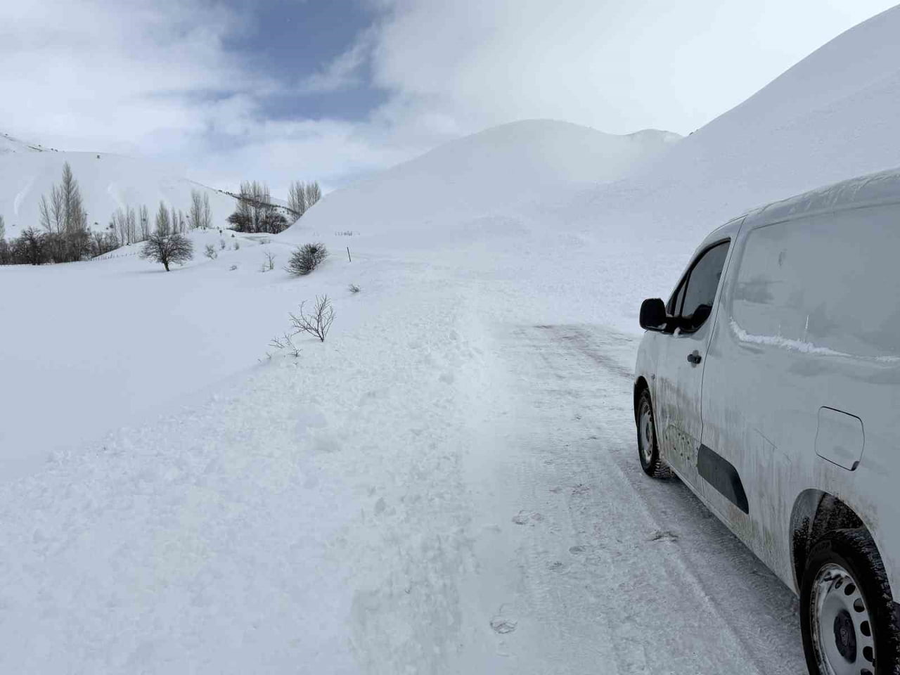 BİNGÖL'ÜN YEDİSU İLE KARLIOVA İLÇELERİ ARASINDAKİ YOLA ÇIĞ DÜŞTÜ.