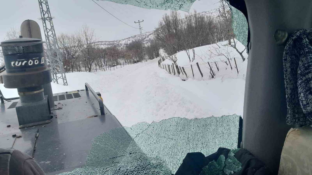 BİNGÖL’DE AHIR YOLUNU AÇMADILAR DİYE İŞ MAKİNESİNE SALDIRDILAR