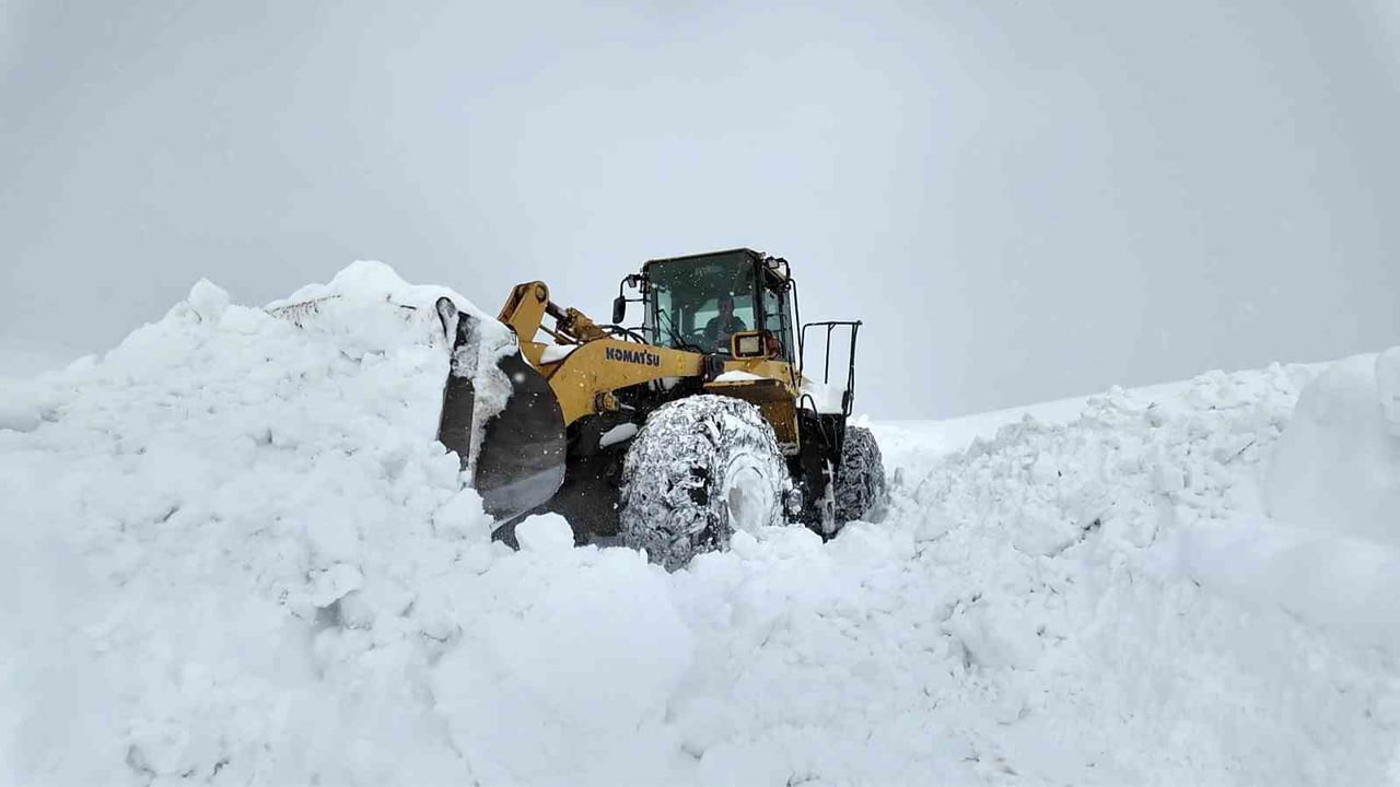 BİNGÖL’DE ETKİLİ OLAN KAR YAĞIŞI SONRASINDA KAPALI BULUNAN 56 KÖY YOLUNDA ÇALIŞMALAR...