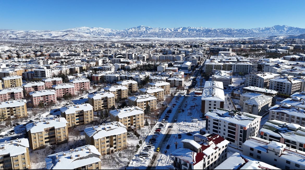 BİNGÖL’DE ETKİLİ OLAN KAR YAĞIŞININ ARDINDAN YAĞIŞ DURDU, GÜNEŞİN YÜZÜNÜ GÖSTERMESİYLE BİRLİKTE...