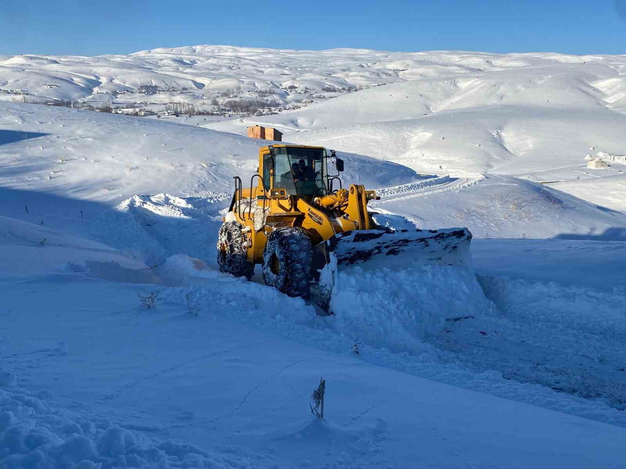 BİNGÖL’DE KAPALI BULUNAN 46 KÖY YOLUNDA İL ÖZEL İDARESİ EKİPLERİNİN ÇALIŞMASI GECE GÜNDÜZ...