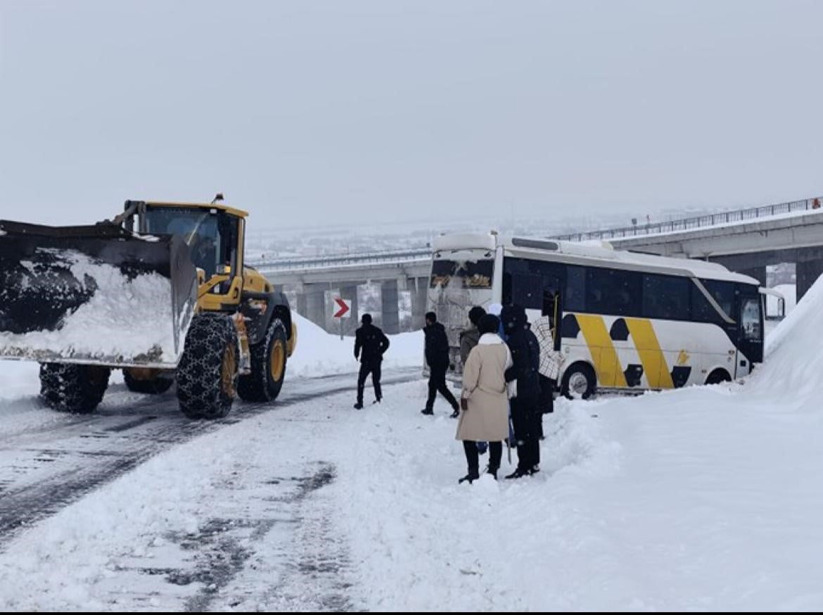 BİNGÖL’DE KAR YAĞIŞI KAZAYA NEDEN OLDU: YOLCU OTOBÜSÜ KAYDI