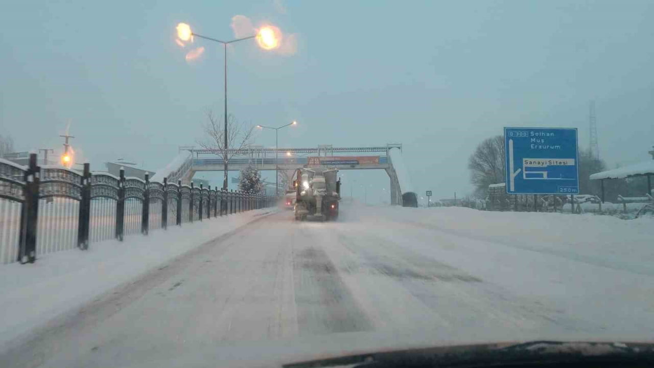 BİNGÖL’DE KAR YAĞIŞI YENİDEN ETKİLİ OLDU: TUZLAMA ÇALIŞMALARI SABAHIN ERKEN SAATLERİNDE...