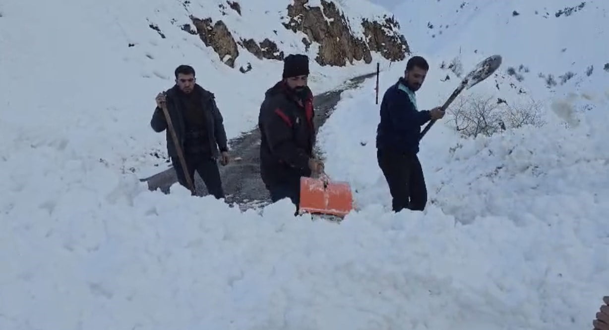 BİNGÖL’DE KARLIOVA İLE YEDİSU ARASINDAKİ KARAYOLUNA KÜÇÜK BİR ÇIĞ DÜŞTÜ. ARAÇLARIN ÖNÜNE DÜŞEN...