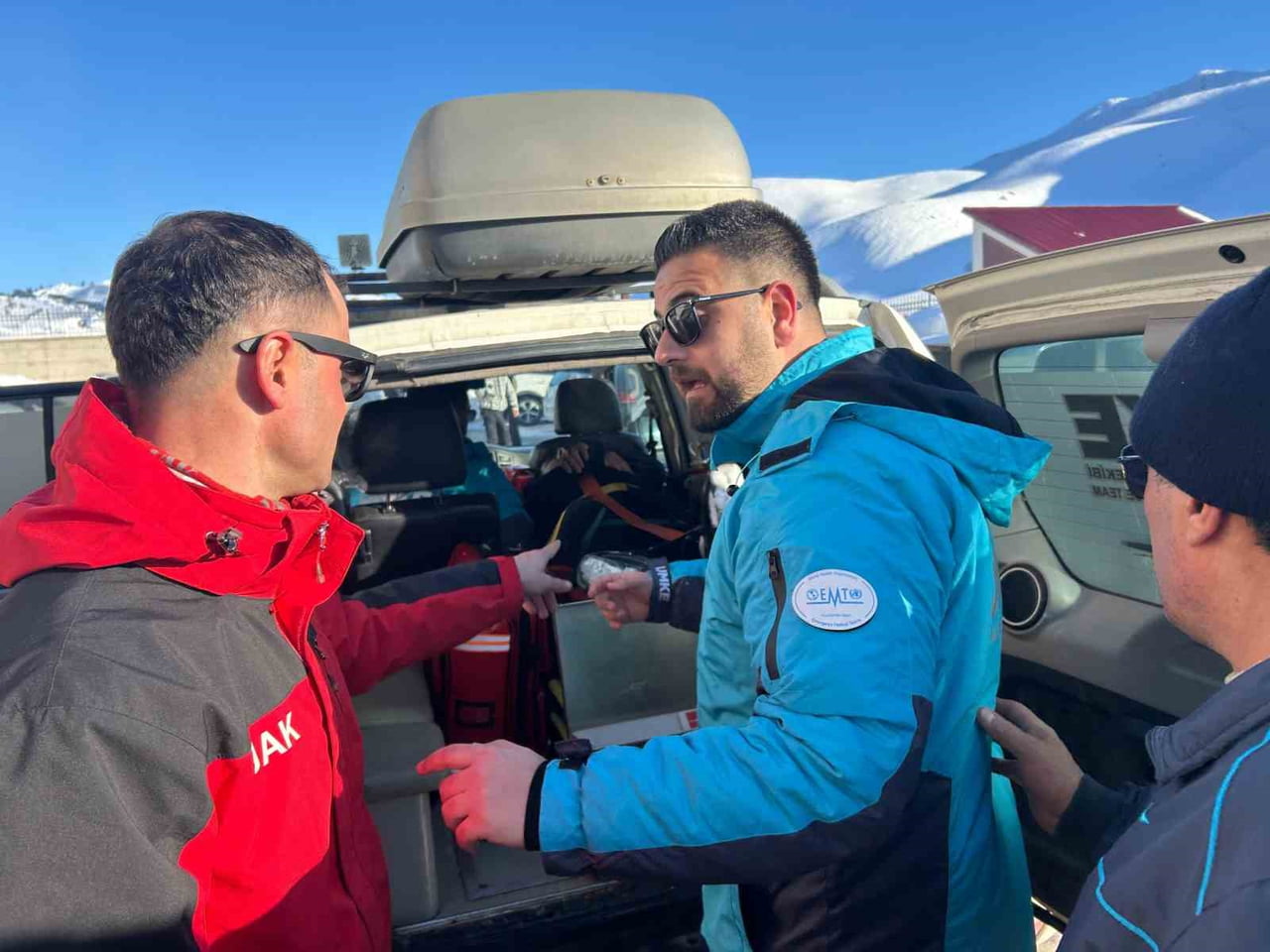 BİNGÖL’DE KAYAK MERKEZİNDE KAYARKEN DÜŞEN VE YARALANA ŞAHSIN YARDIMINA JAK VE UMKE...