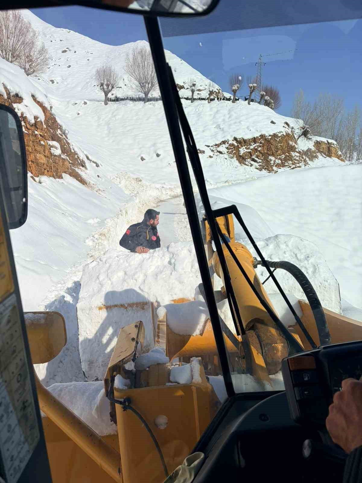 – BİNGÖL’DE SOBA ZEHİRLENMESİ: SAĞLIK EKİPLERİ İŞ MAKİNESİNİN KOVASINDA HASTAYA...