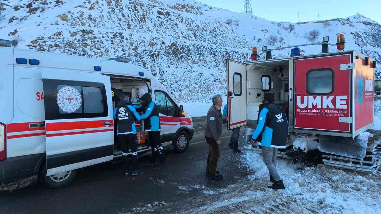 BİNGÖL’DE UMKE’DEN ZORLU ŞARTLARDA HASTA NAKLİ